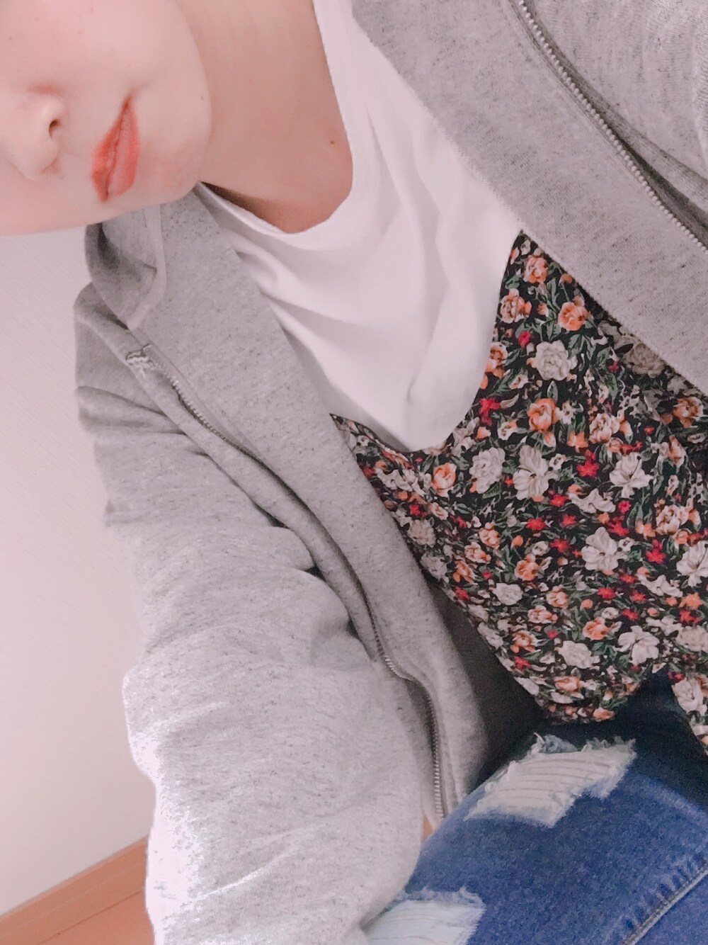 「デニムパンツ」｜「Kastaneの花柄キャミ＋トップスSET（Tシャツ/カットソー、ブルー系）」を使った、miyu.さん（レディース・156cm）の春コーディネートの1枚目の写真