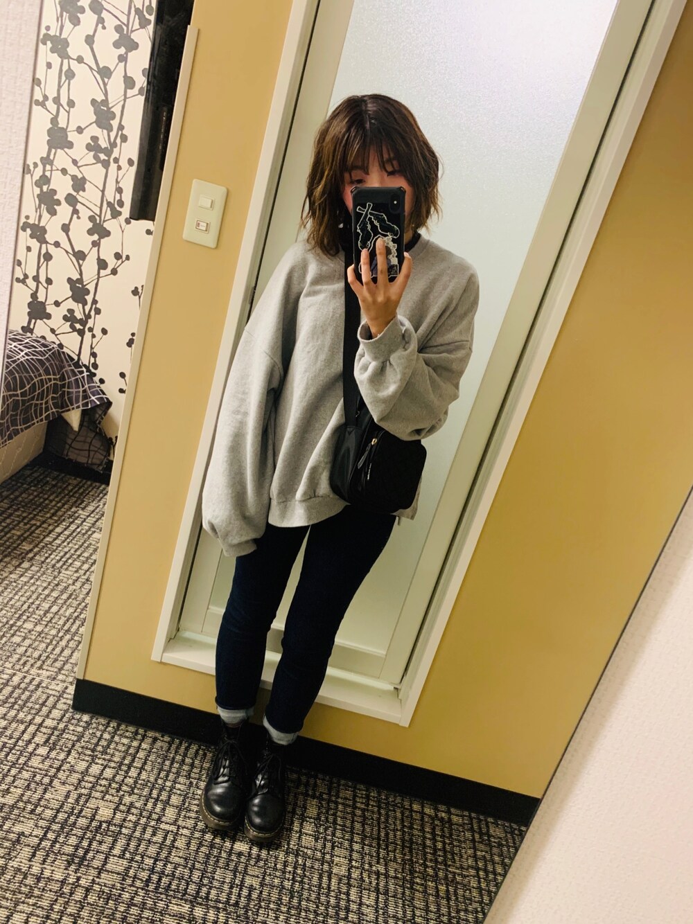 「シンプル、パンツスタイル、ラフ、お洒落さんとつながりたい」｜「Dr. MartensのDr.Martens ドクターマーチン 1460 W PASCAL 8 EYE BOOT パスカル 8アイレットブーツ 13512006 BLACK VIRGINIA（ブーツ、ブラック系）」を使った、miyu.さん（レディース・156cm）の秋コーディネートの1枚目の写真