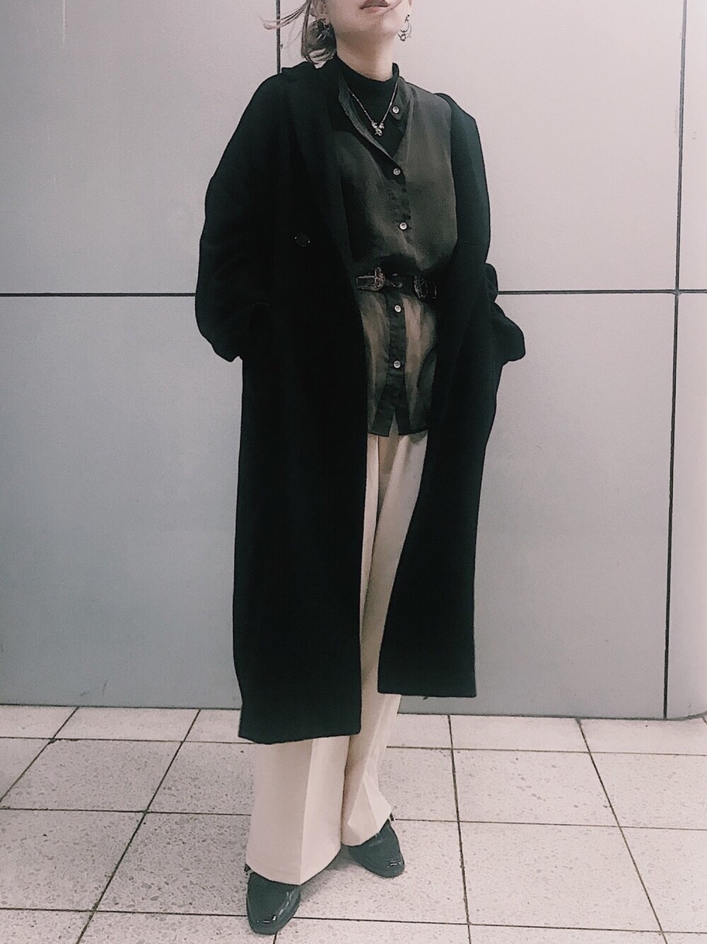 「大人カジュアル、シャツスタイル、シースルー、スラックス、ワイドパンツ、白パンツ、ローファー、タートルネック、リブニット、アウター」｜「WHO'S WHO galleryのダブルメルトンビッグコート（チェスターコート、ブラック系）」を使った、◦ゆにこ系◦さん（レディース・163cm）の冬コーディネートの1枚目の写真
