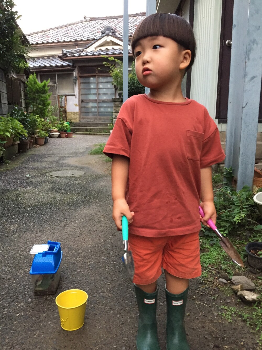 ブラウン系のTシャツ/カットソー、オレンジ系のその他パンツ、ブルー系のレインシューズを着用したキッズの秋コーディネートの1枚目の写真