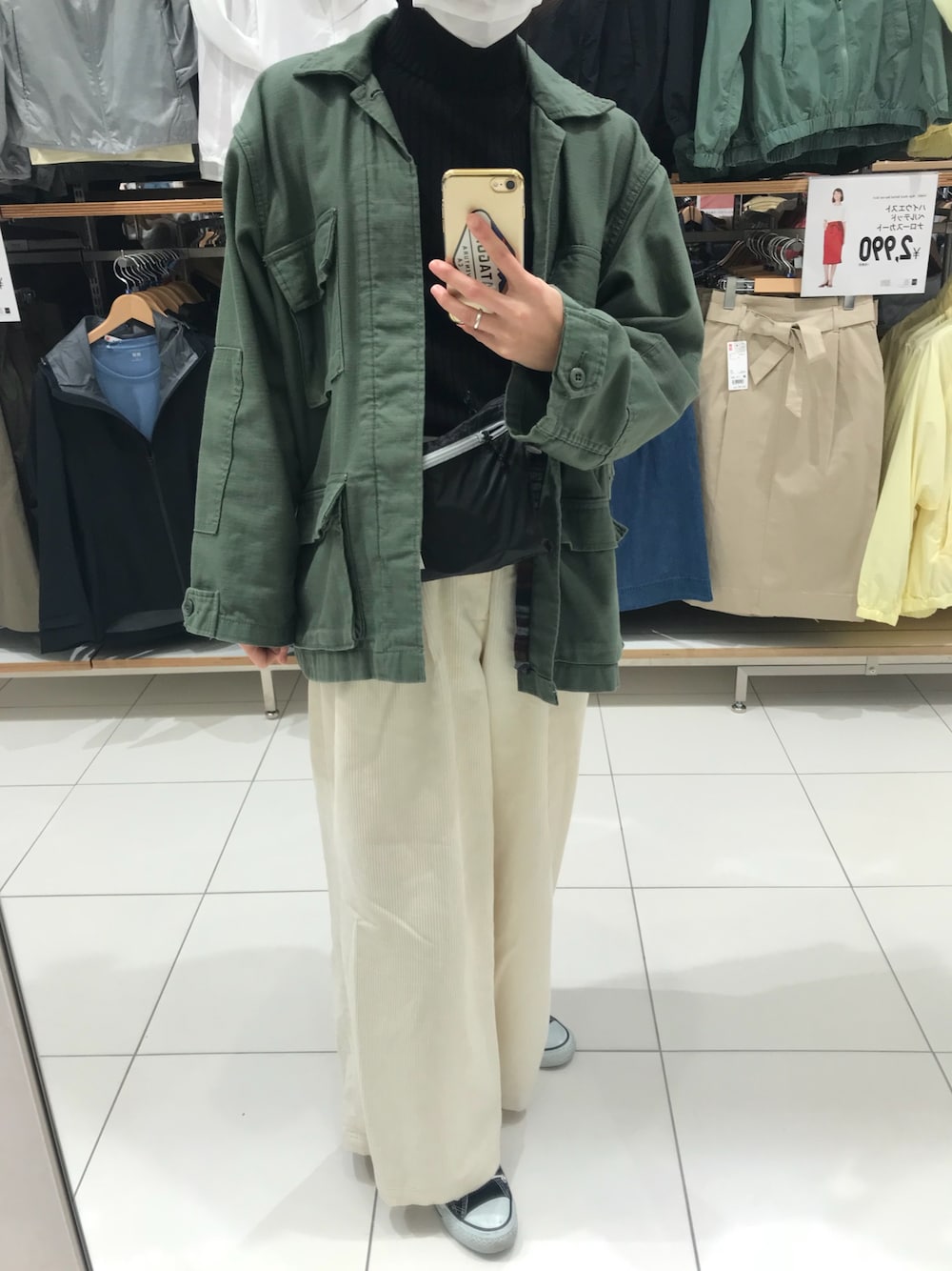 「GREGORYの▽GREGORY/グレゴリー SACOCHE/サコッシュバッグ（ショルダーバッグ、ブラック系）」を使った、SHIORIさん（レディース・161cm）の冬コーディネートの1枚目の写真