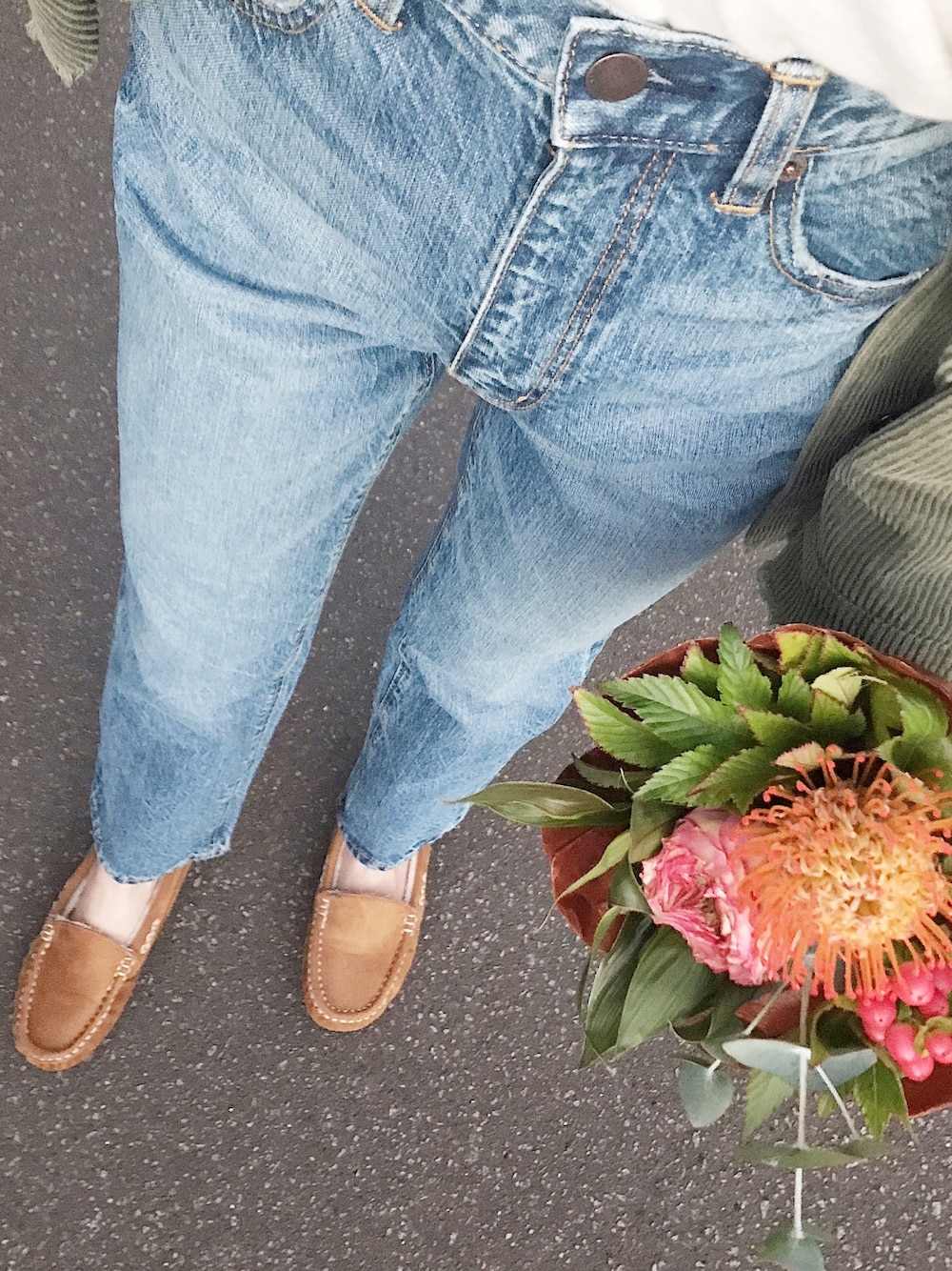 イエロー系のモカシン/デッキシューズを着用したレディースの秋コーディネートの1枚目の写真