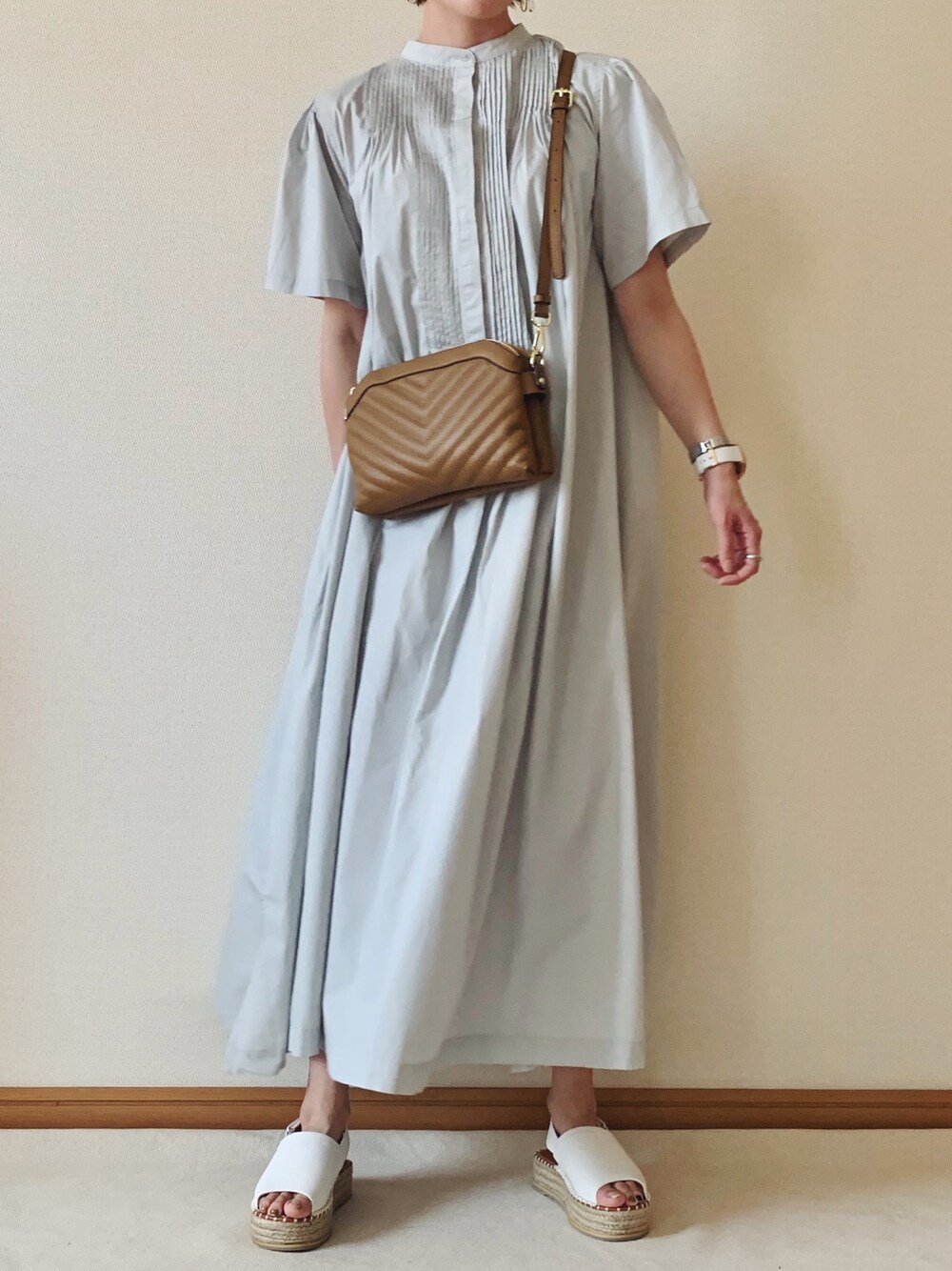 グレー系のワンピース/ドレス、ブラウン系のショルダーバッグ、ホワイト系のサンダルを着用したレディースの夏コーディネートの1枚目の写真
