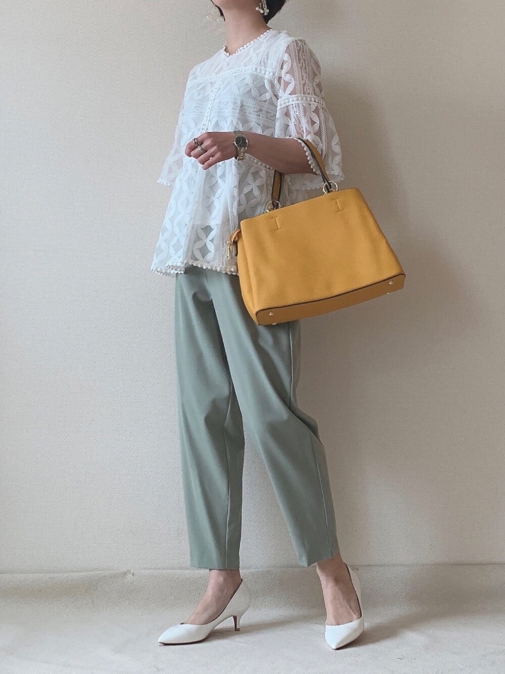「レース、チュールトップス、レーストップス、GU、タックコクーンシルエットパンツ、ミントグリーン、イエローバッグ、春夏コーデ、カジュアルコーデ、大人カジュアル」｜「chic wishのアイテム（シャツ/ブラウス、ホワイト系）」を使った、0810.asさん（レディース・163cm）の春コーディネートの1枚目の写真