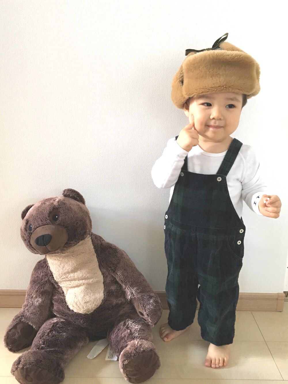 「冬コーデ、ootd、カオリノモリ、サロペット、ファー小物、帽子、男の子、男の子コーデ、winter、1歳」｜「カオリノモリノコのアイテム（帽子、グリーン系）」を使った、natsu_iaii___さん（キッズ・80cm）の冬コーディネートの1枚目の写真