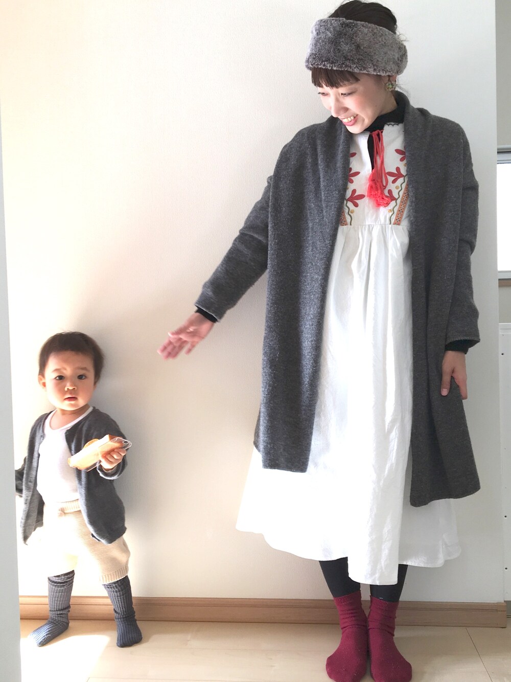 「刺繍、ボタニカル、ootd、ハイネックニット、ゆるコーデ、ターバン、ファー小物、ママコーデ、ワンピース、WEAR昭和部」｜「SM2のアイテム（ヘアバンド、グレー系）」を使った、natsu_iaii___さん（レディース・158cm）の冬コーディネートの1枚目の写真