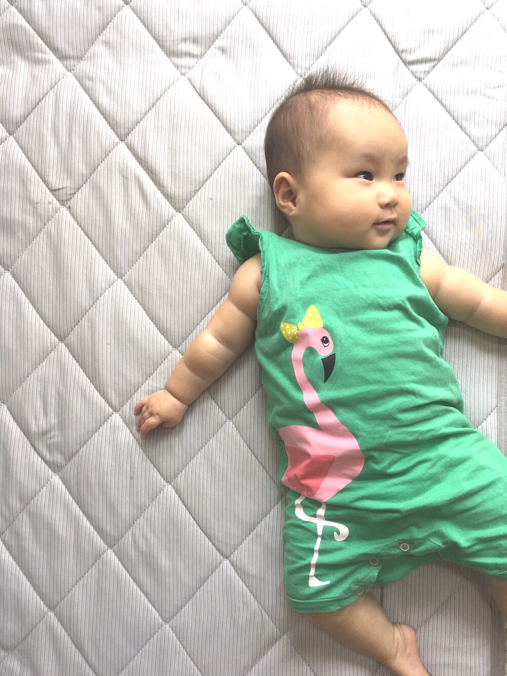 グリーン系のロンパースを着用したキッズの夏コーディネートの1枚目の写真