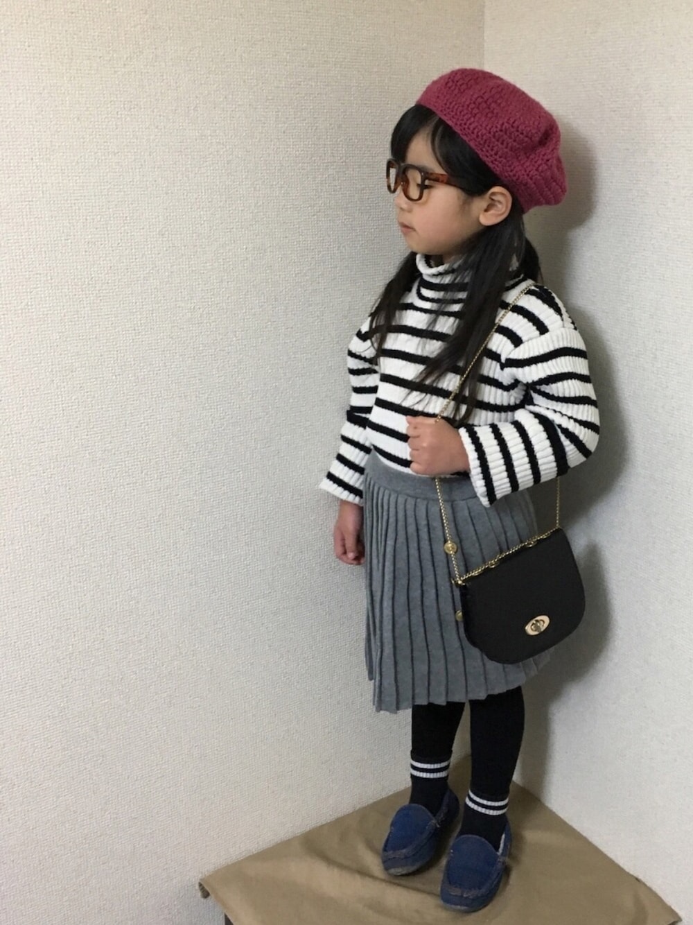 「ベレー帽、kids、プチプラ、タートルネック、オーバーサイズ、プリーツスカート、カジュアルコーデ、キッズコーデ、女の子、ウエストイン」｜「Handmadeのアイテム（ハンチング/ベレー帽、その他）」を使った、U_Aさん（キッズ・100cm）の冬コーディネートの1枚目の写真