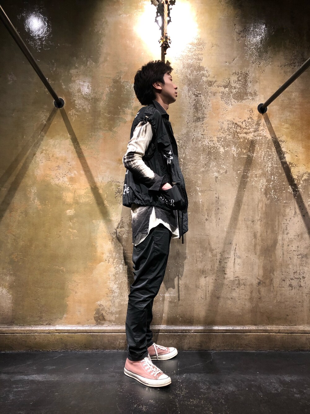 「シンプル、春コーデ、ビッグシルエット、スニーカー、ブラックコーデ、コンバース、SHARE SPIRIT、L.G.B.、KMRii」｜「SHARE SPIRITのアイテム（ベスト、ブラック系）」を使った、izakazuさん（メンズ・178cm）の春コーディネートの1枚目の写真