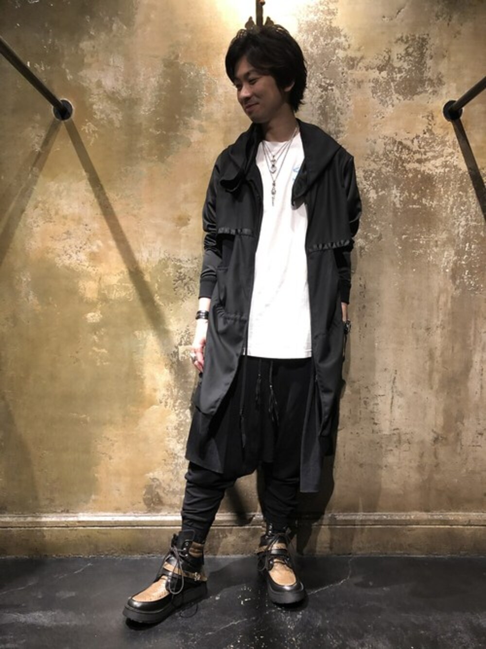 「カーディガン、ブーツ、black、ブラック、ブラックコーデ、ootd、春コーデ、KMRii、14th Addiction、CATORCE」｜「KMRiiのKMRii/ケムリ/HandStitchBambooSRL（その他パンツ、ブラック系）」を使った、izakazuさん（メンズ・178cm）の春コーディネートの1枚目の写真