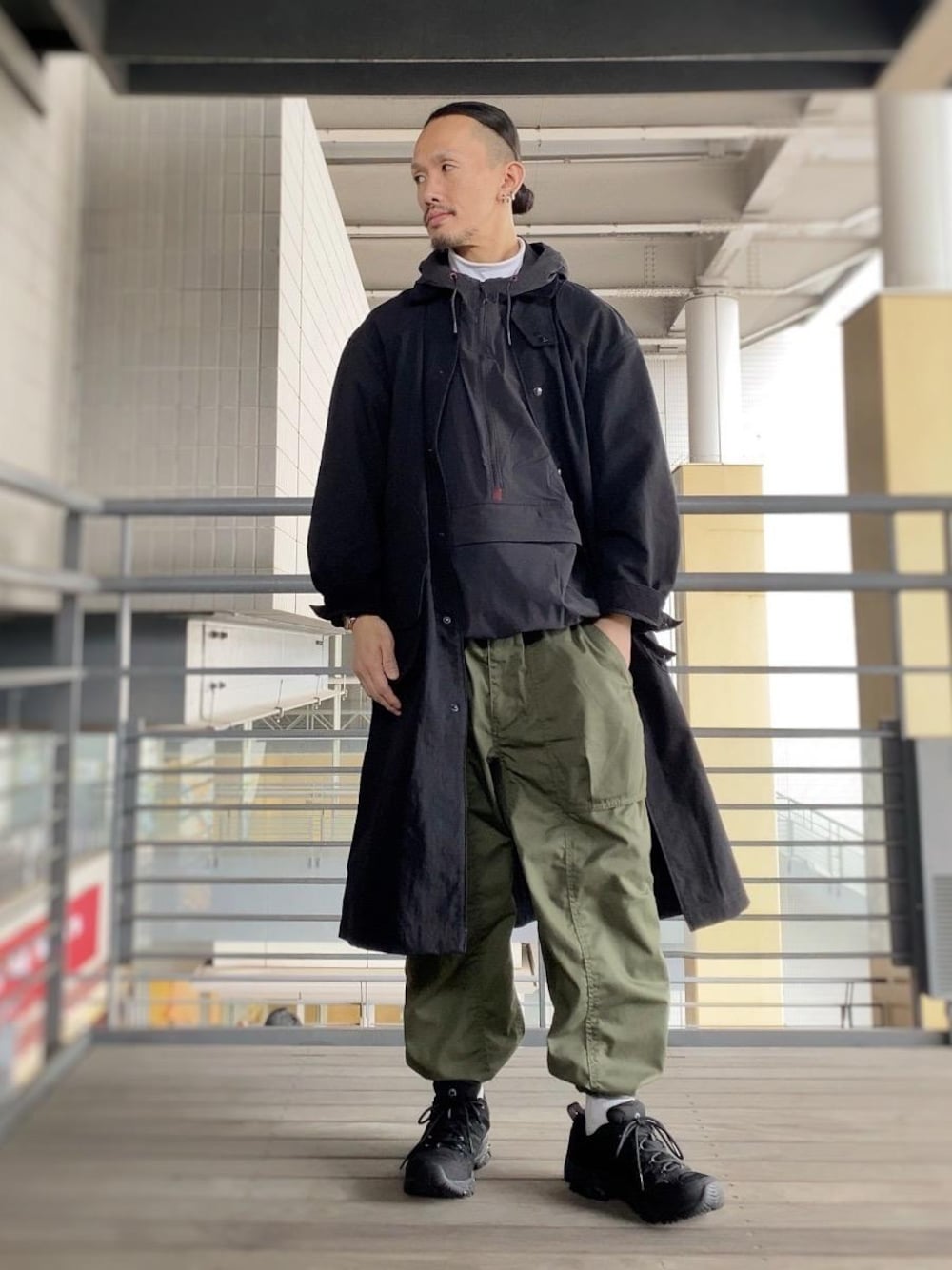 ホワイト系のTシャツ/カットソーを着用したメンズの春コーディネートの1枚目の写真