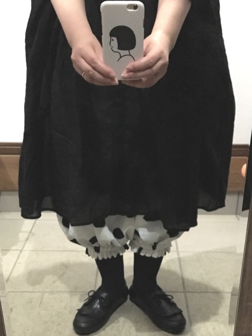 「モノトーン、白黒、おしゃれさんと繋がりたい、足元くら部、ドット、ドットパンツ」｜「studio CLIPの綿ボイルギャザーワンピース（ワンピース、ブラック系）」を使った、透さん（レディース・154cm）の秋コーディネートの1枚目の写真