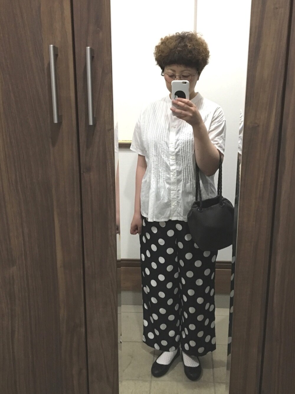 「水玉、ドット、ワイドパンツ、丸メガネ、おしゃれさんと繋がりたい、ドットパンツ」｜「Sunny cloudsのアイテム（トップス、ホワイト系）」を使った、透さん（レディース・154cm）の夏コーディネートの1枚目の写真