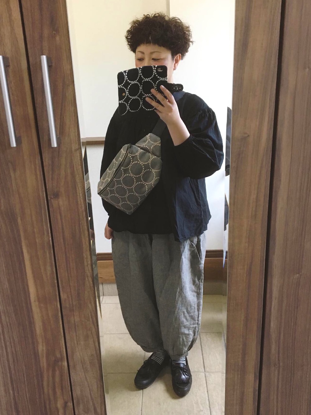 「今日のコーデ、おしゃれさんと繋がりたい、お洒落さんとつながりたい、モノトーン、モノトーンコーデ、ミナペルホネン、ハンドメイド、ミナペルホネンハンドメイド」｜「UNIQLOのソフトコットンギャザーブラウス（7分袖）（シャツ/ブラウス、ブラック系）」を使った、透さん（レディース・154cm）の秋コーディネートの1枚目の写真