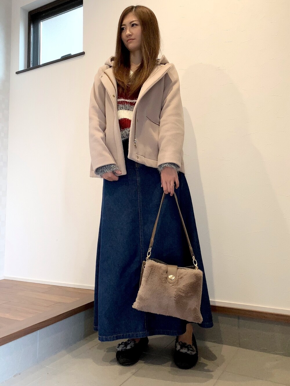 ベージュ系のその他アウター、レッド系のニット/セーター、グレー系のショルダーバッグを着用したレディースの冬コーディネートの1枚目の写真