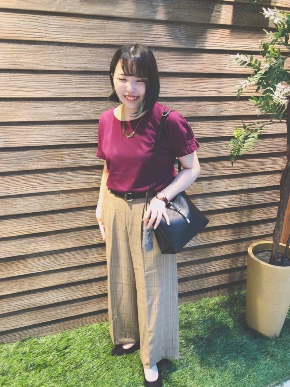 パープル系のTシャツ/カットソー、ブラック系のショルダーバッグ、ブラック系のパンプスを着用したレディースの夏コーディネートの1枚目の写真