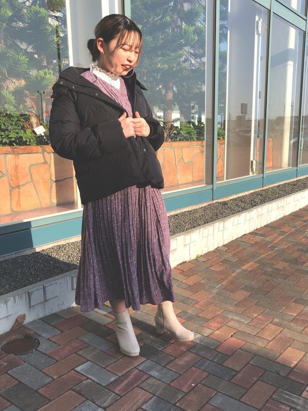 ホワイト系のTシャツ/カットソー、パープル系のワンピース、ブラック系のダウンジャケット/コートを着用したレディースの秋コーディネートの1枚目の写真