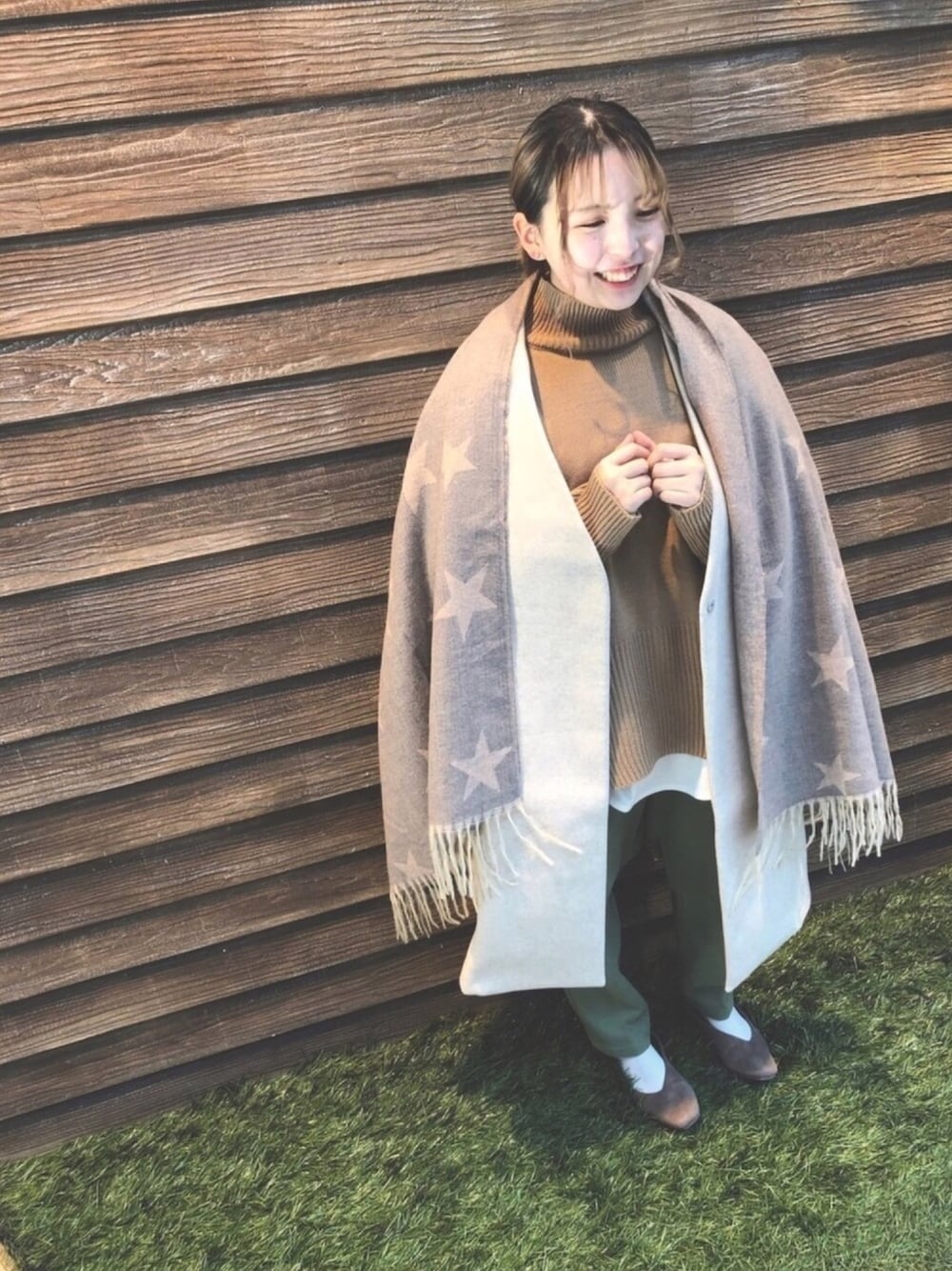 ベージュ系のニット/セーター、ホワイト系のTシャツ/カットソー、ベージュ系のノーカラーコートを着用したレディースの冬コーディネートの1枚目の写真