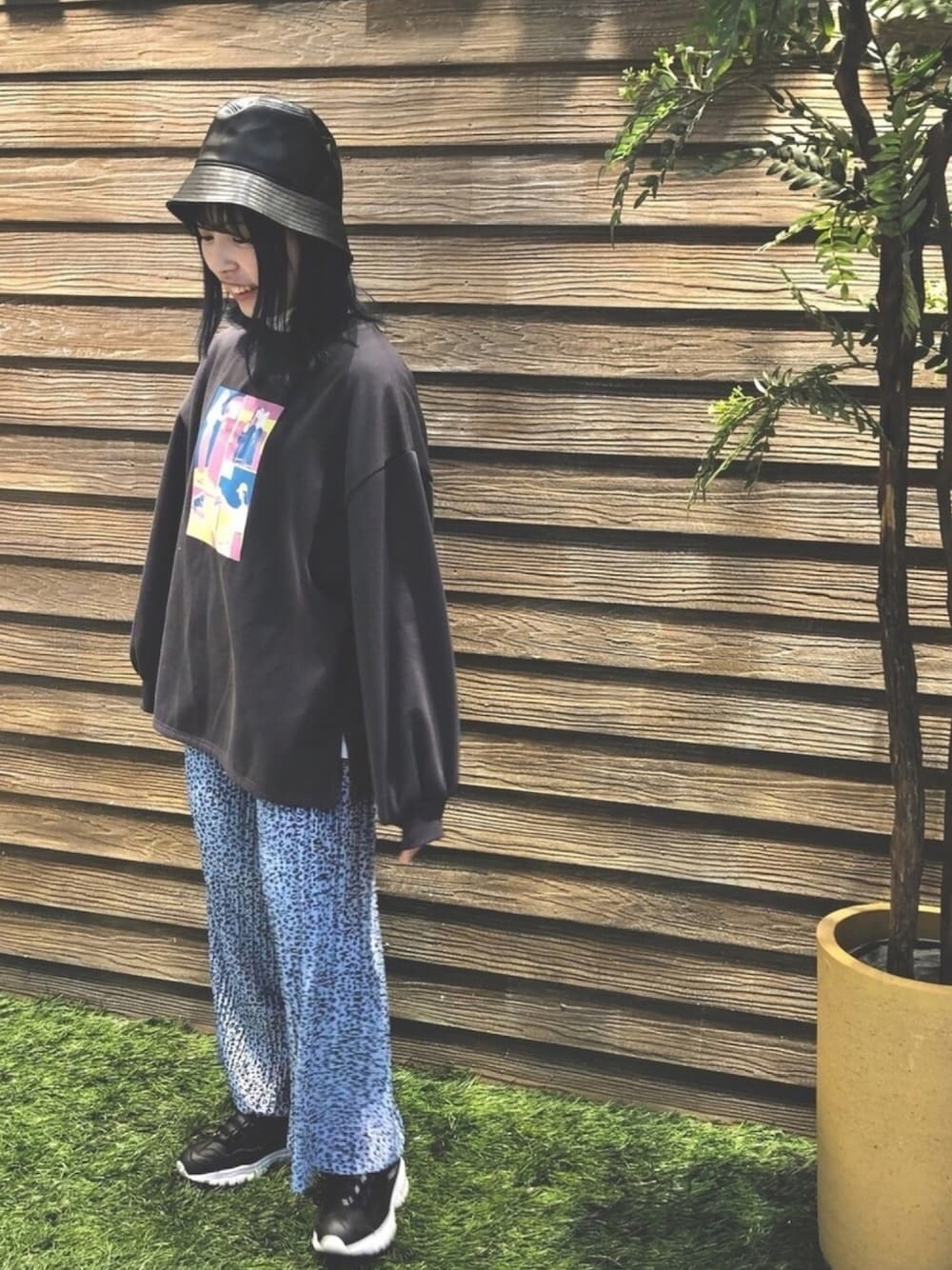 グレー系のスウェット、ブルー系のその他パンツ、ブラック系のハットを着用したレディースの冬コーディネートの1枚目の写真