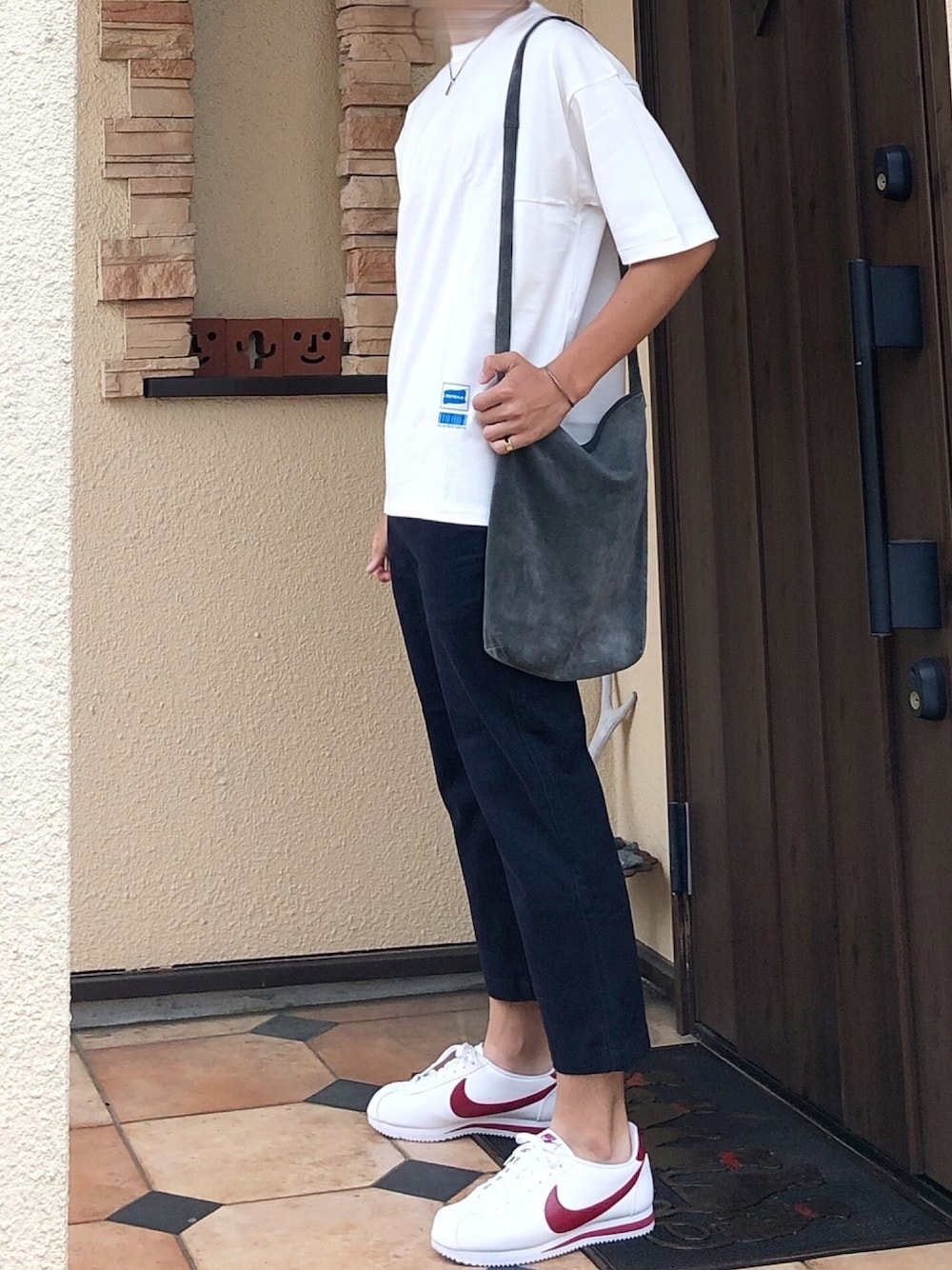 「ビッグシルエット、ビッグT、白Tシャツ、ロゴT、メゾンエウレカ、ウールパンツ、トラウザーパンツ、アンクルパンツ、コルテッツ、ショルダーバッグ」｜「MAISON EUREKAのアイテム（Tシャツ/カットソー、ホワイト系）」を使った、1010さん（メンズ・173cm）の夏コーディネートの1枚目の写真