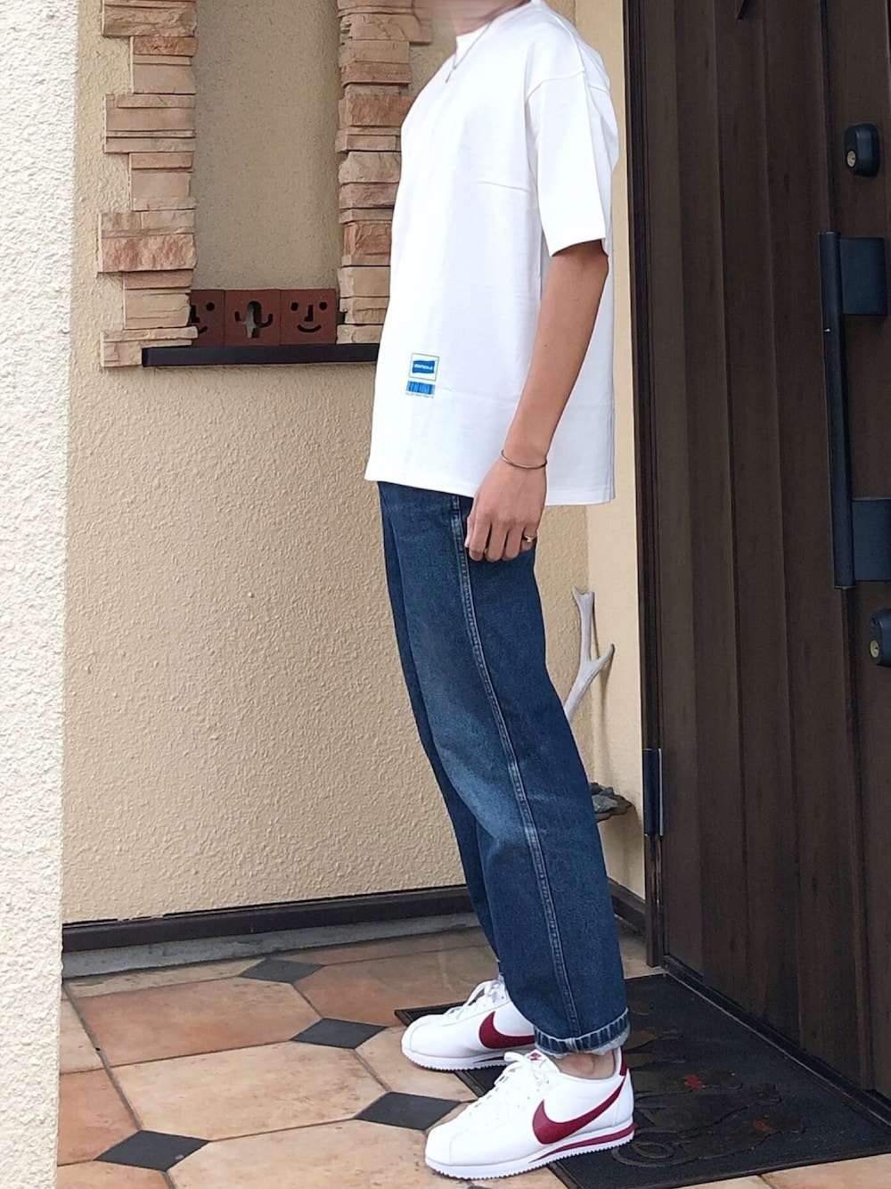 ホワイト系のTシャツ/カットソー、ブルー系のデニムパンツ、ホワイト系のスニーカーを着用したメンズの夏コーディネートの1枚目の写真