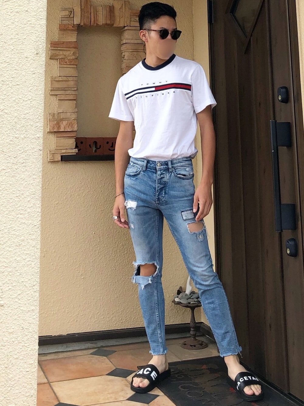 「タックイン、白Tシャツ、ロゴT、トミーヒルフィガー、ダメージデニムパンツ、クラッシュデニム、シャワーサンダル、夏コーデ、サングラス」｜「TOMMY HILFIGERのトミーヒルフィガーロゴTシャツ/TINO TEE（Tシャツ/カットソー、ホワイト系）」を使った、1010さん（メンズ・173cm）の夏コーディネートの1枚目の写真