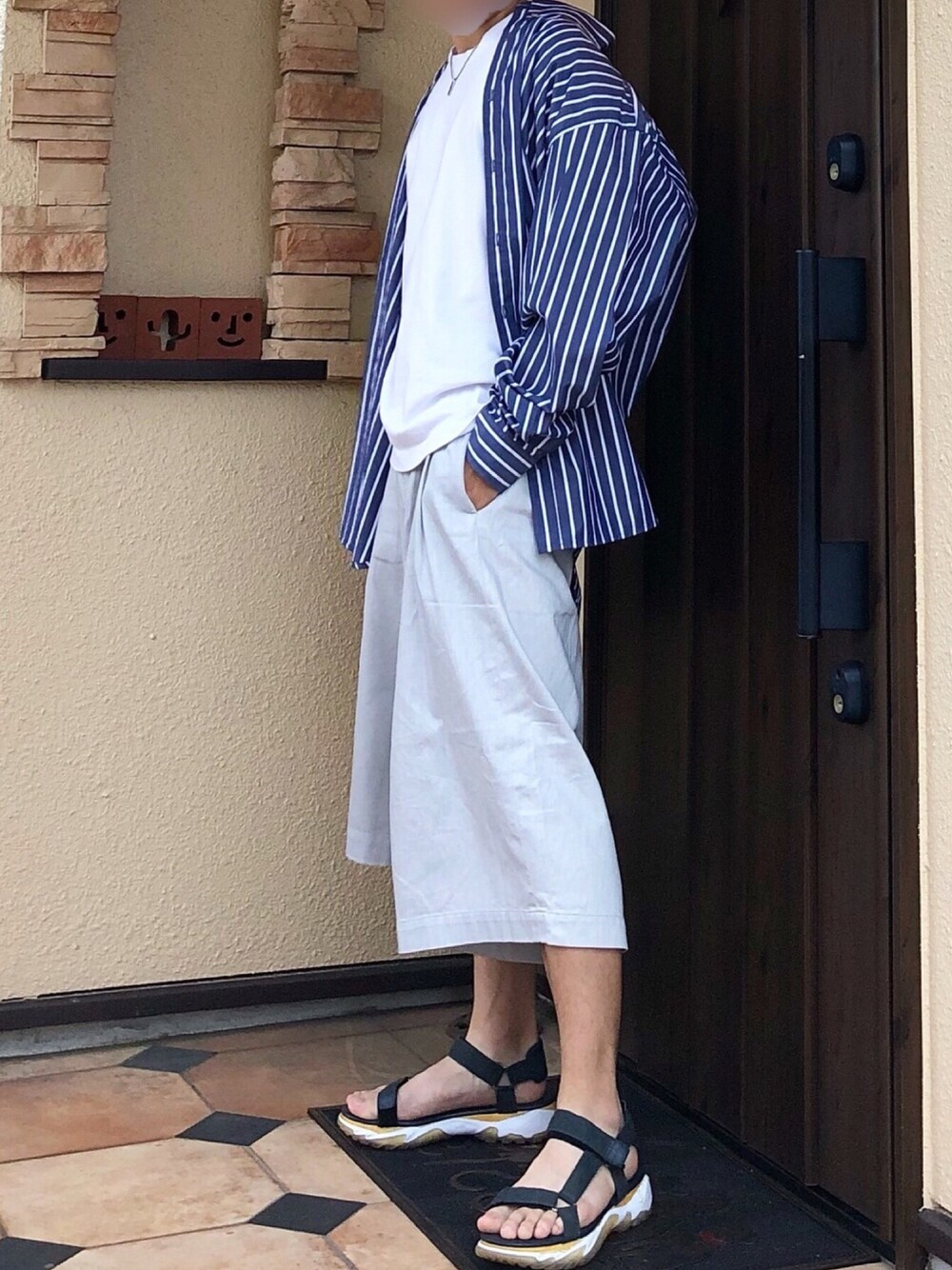 「ビッグシルエット、オーバーサイズ、ストライプ、ストライプシャツ、ビッグシャツ、白Tシャツ、袴パンツ、ワイドパンツ、サンダル」｜「WISMのWILLY CHAVAWISM BIG DRESS SHIRTS（シャツ/ブラウス、ブルー系）」を使った、1010さん（メンズ・173cm）の夏コーディネートの1枚目の写真