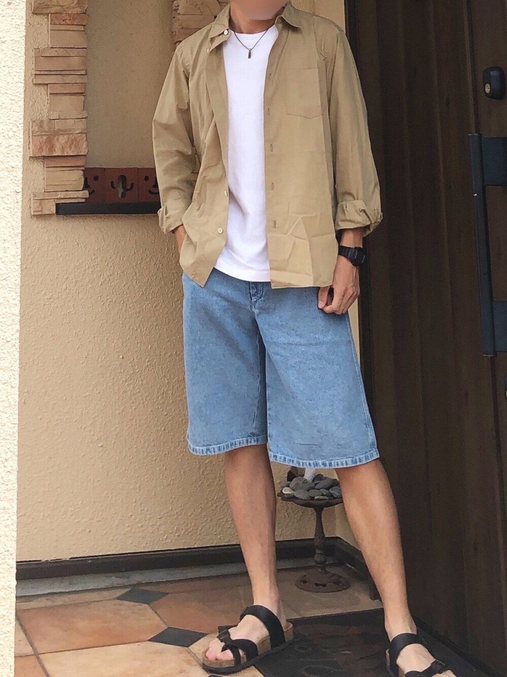 「シャツ、シルクシャツ、白Tシャツ、デニム、ハーフパンツ、ショートパンツ、ワイドパンツ、サンダル、G-SHOCK、シンプル」｜「ID DAILYWEARのアイテム（シャツ/ブラウス、ベージュ系）」を使った、1010さん（メンズ・173cm）の秋コーディネートの1枚目の写真