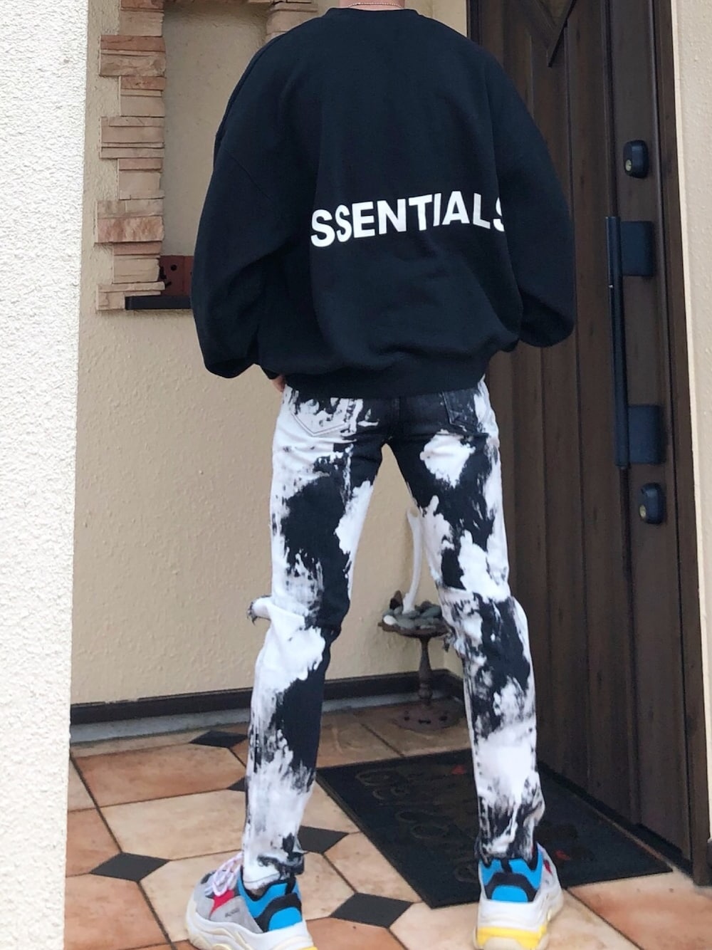 「ビッグシルエット、オーバーサイズ、スウェット、デニム、ブリーチデニム、ダメージデニムパンツ、モノトーン、ストリート、トリプルS」｜「FOG ESSENTIALSのアイテム（スウェット、ブラック系）」を使った、1010さん（メンズ・173cm）の秋コーディネートの1枚目の写真