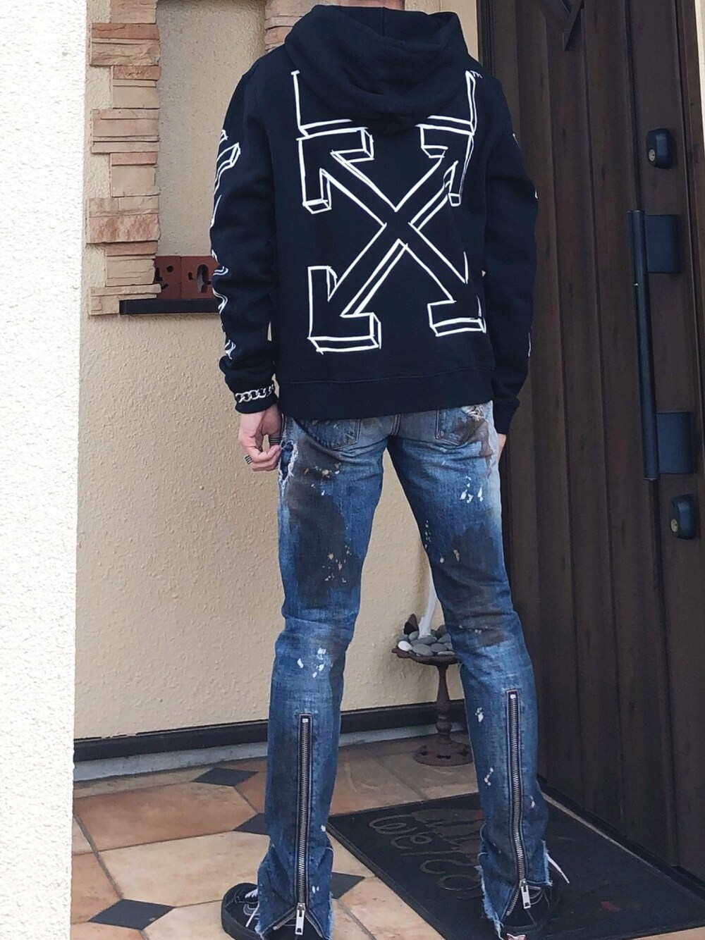 「アリクス、ストリート、オフホワイト、パーカー、ダメージデニムパンツ、クラッシュデニム、バンズ、ハイカットスニーカー、バッグ」｜「off whiteの【OFF WHITE】DIAG 3D LINE ZIP HOODIE（パーカー、ブラック系）」を使った、1010さん（メンズ・173cm）の秋コーディネートの1枚目の写真