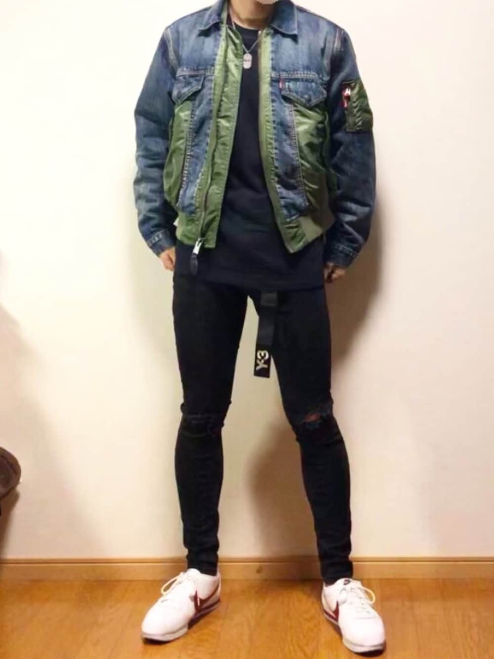 「デニムジャケット、ジージャン、MA-1、フライトジャケット、ドッキング、黒Tシャツ、黒スキニー、ダメージデニムパンツ、コルテッツ、白スニーカー」｜「Levis PReMIUMのアイテム（ジャケット/アウター、ブルー系）」を使った、1010さん（メンズ・173cm）の秋コーディネートの1枚目の写真