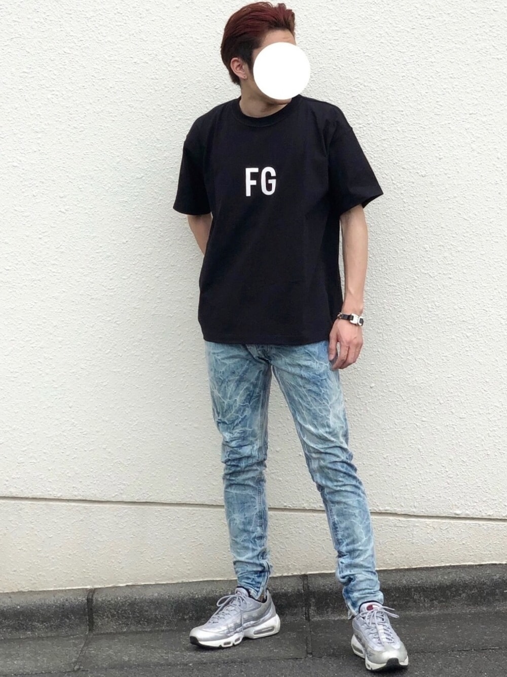 「ストリート、ハイストリート、カジュアル、fear of god、黒Tシャツ、ロゴT、ダメージデニムパンツ、スリムデニム、エアマックス、エアマックス95」｜「Fear of God Los Angelesのアイテム（Tシャツ/カットソー、ブラック系）」を使った、1010さん（メンズ・173cm）の夏コーディネートの1枚目の写真