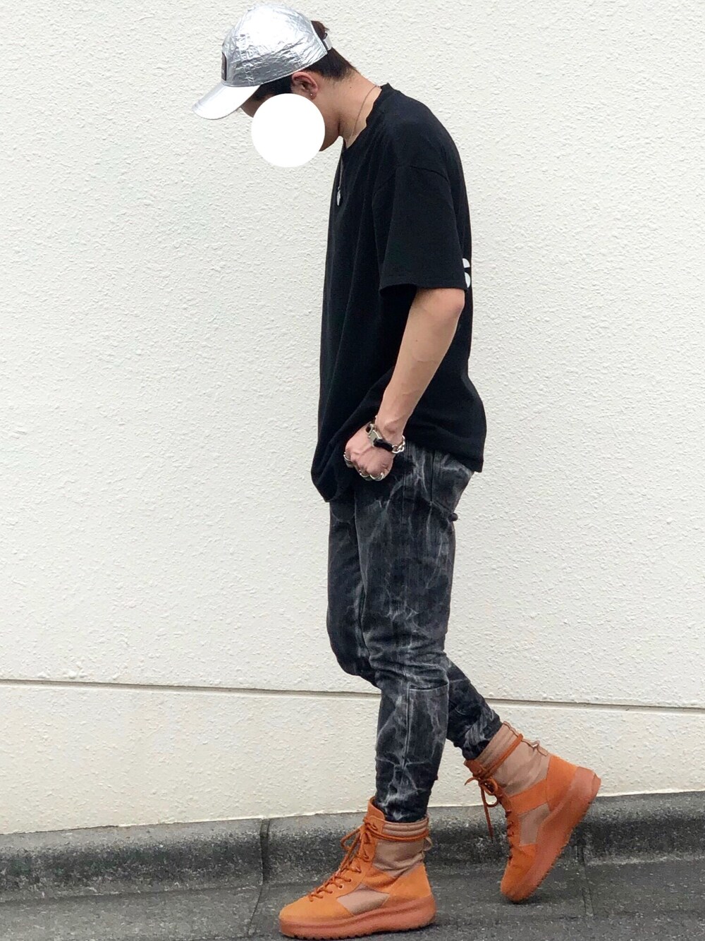 「ストリート、fear of god、ロゴT、黒Tシャツ、デニム、ブーツ、キャップ、ハイストリート」｜「FOG ESSENTIALSのESSENTIALS/エッセンシャル ビックシルエットT（Tシャツ/カットソー、ブラック系）」を使った、1010さん（メンズ・173cm）の夏コーディネートの1枚目の写真
