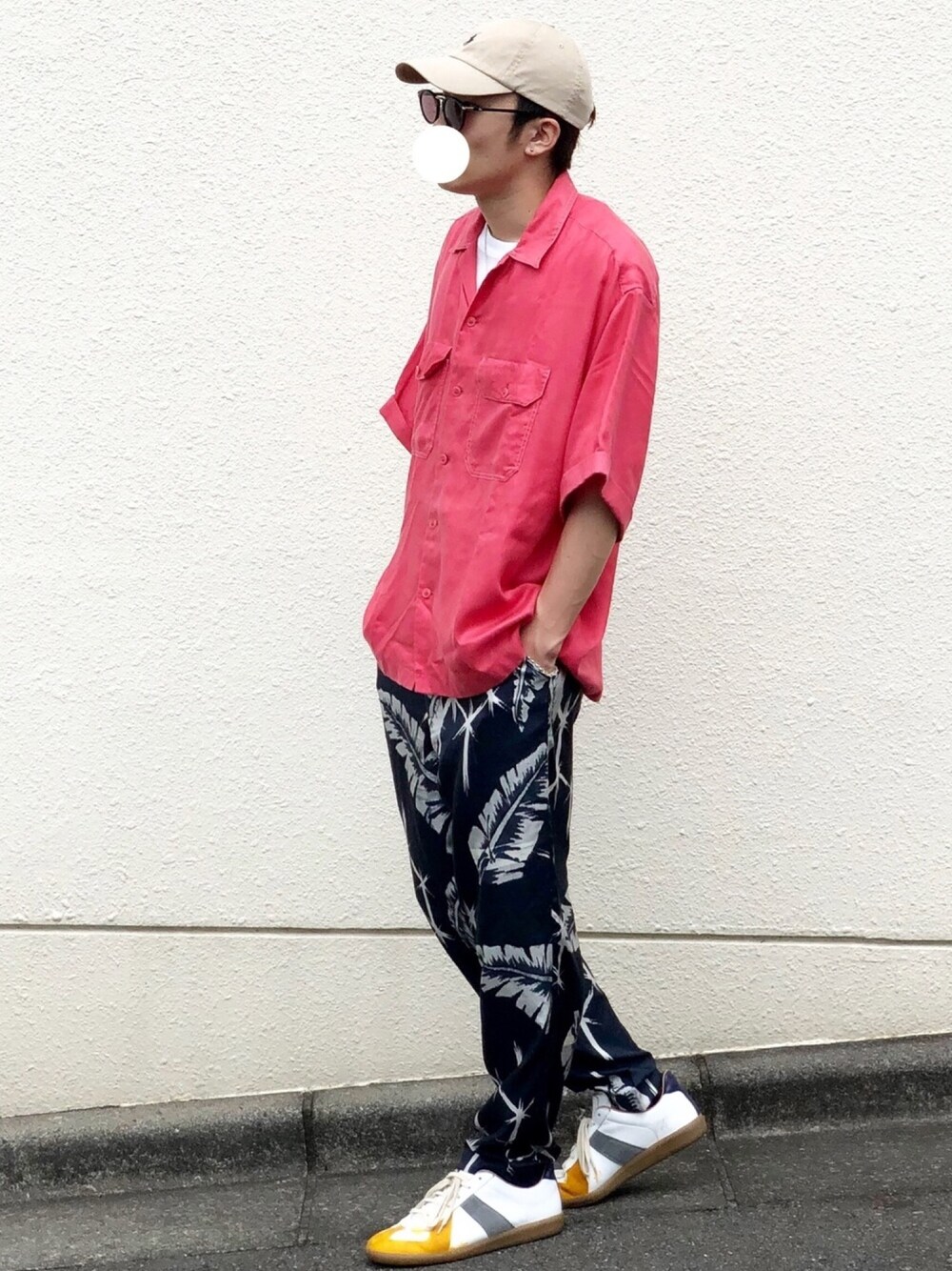 「オープンカラーシャツ、ピンク、レーヨンシャツ、白Tシャツ、シルク、柄パンツ、ジャーマントレーナー、白スニーカー、キャップ、サングラス」｜「NEONSIGNのアイテム（シャツ/ブラウス、ピンク系）」を使った、1010さん（メンズ・173cm）の夏コーディネートの1枚目の写真