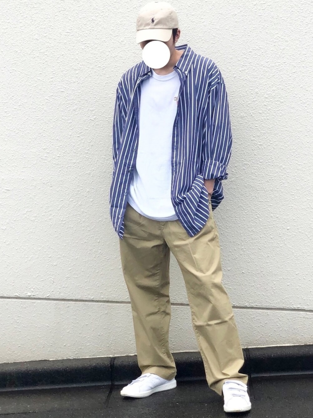 「ビッグシルエット、オーバーサイズ、ストライプシャツ、ビッグシャツ、白Tシャツ、ビッグT、ワイドチノ、チノパン、スタンスミス、ベルクロ」｜「WILLY CHAVARRIAのWILLY CHAVAWISM / ウィリーチャバリア × WISM  WILLY BIG DRESS SHIRT（シャツ/ブラウス、ブルー系）」を使った、1010さん（メンズ・173cm）の夏コーディネートの1枚目の写真