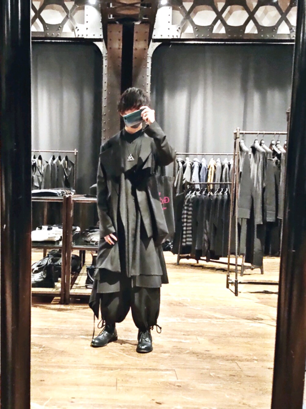 ブラック系のブーツ、ブラック系のその他パンツ、ブラック系のシャツ/ブラウスを着用したメンズの冬コーディネートの1枚目の写真