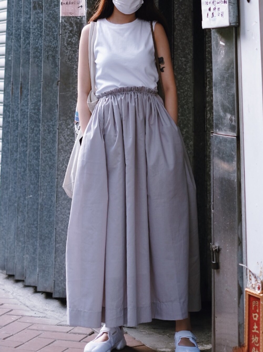 「ootd、夏、街頭穿搭、球鞋、休閒、日系極簡、白T」｜「patagoniaのアイテム（トートバッグ、ベージュ系）」を使った、phoebeeeeeさん（レディース・160cm）の秋コーディネートの1枚目の写真