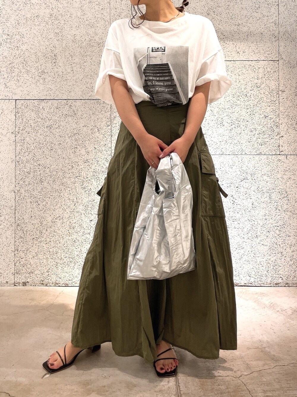 「春夏コーデ、オトナカジュアル、カーゴスカート、カーゴ、ロゴT、Tシャツコーデ、Tシャツ、メタルバッグ、エコバッグ、大人カジュアル」｜「DouDouのphoto T（Tシャツ/カットソー、ホワイト系）」を使った、Tsugumiさん（レディース・156cm）の春コーディネートの1枚目の写真