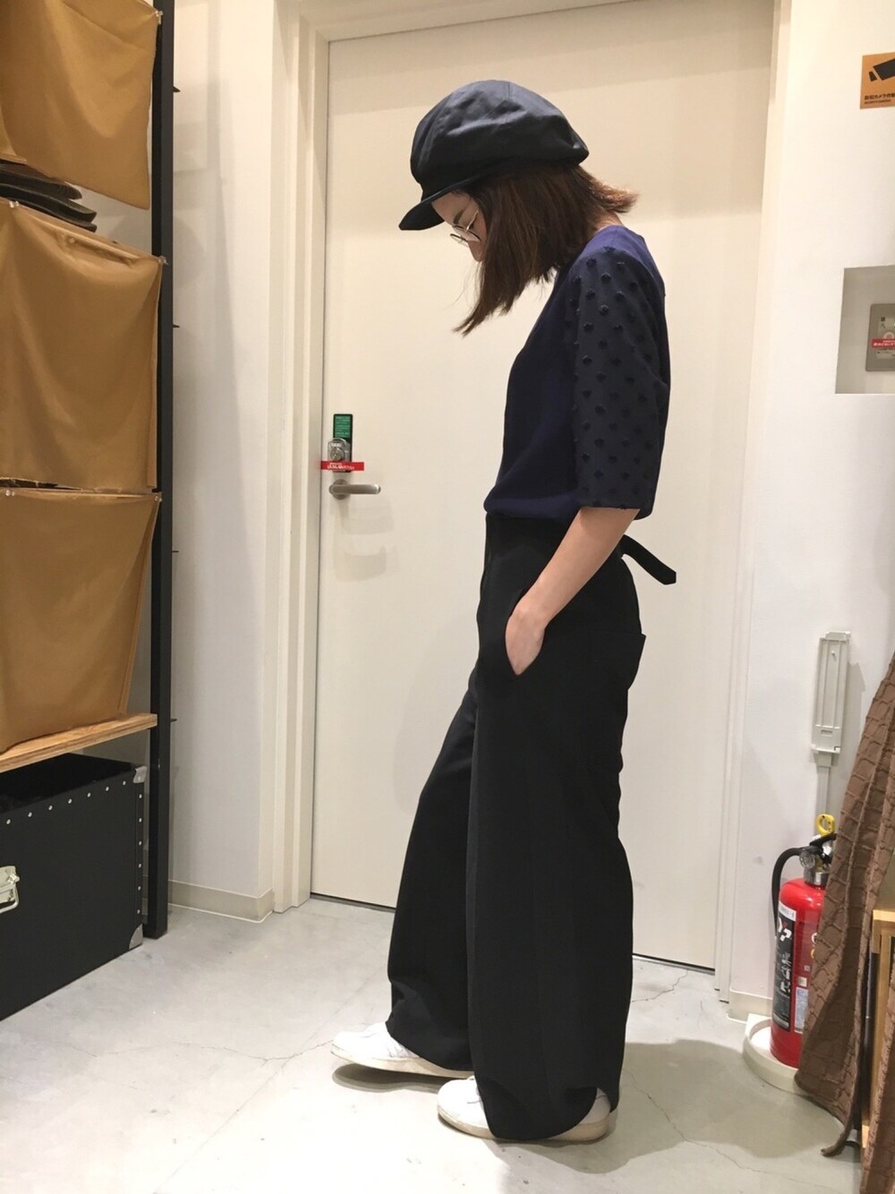 ブルー系のTシャツ/カットソー、ブラック系のその他パンツ、ホワイト系のスニーカーを着用したレディースの夏コーディネートの1枚目の写真