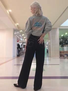 「バックプリント」｜「アイテム（デニムパンツ）」を使った、erina🥀さん（レディース・164cm）の秋コーディネート