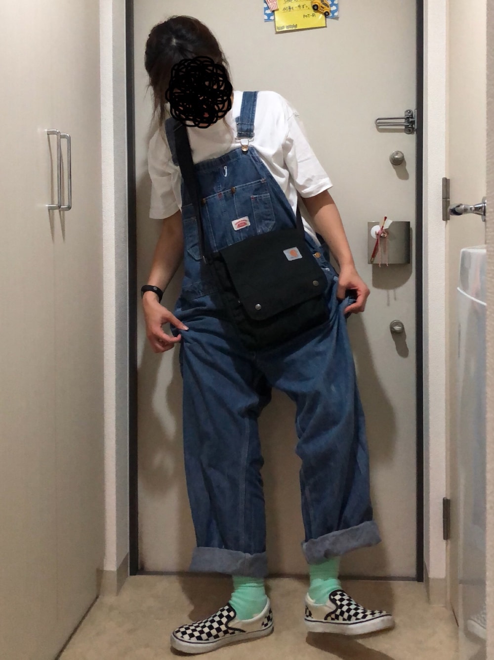 「白Tシャツ、Hanes、オーバーオール、ROUND HOUSE、サンキューマート、ショルダーバッグ、carhartt、SON OF THE CHEESE、チェッカーフラッグ、VANS」｜「HANESの【HANES】BEEFY パックTシャツ H5180（Tシャツ/カットソー、ホワイト系）」を使った、とりさん（レディース・165cm）の夏コーディネートの1枚目の写真