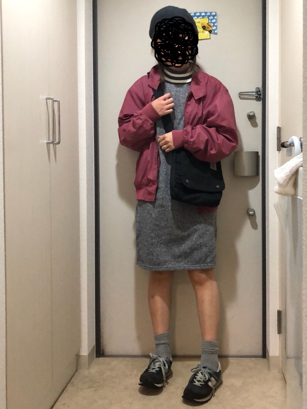 「ベレー帽、SENSEOFPLACE、スリットワンピース、kakavaka、くすみピンク、ブルゾン、carhartt、New Balance、ワンピース×スニーカー、古着MIX」｜「kakavakaのアイテム（ワンピース、グレー系）」を使った、とりさん（レディース・165cm）の秋コーディネートの1枚目の写真