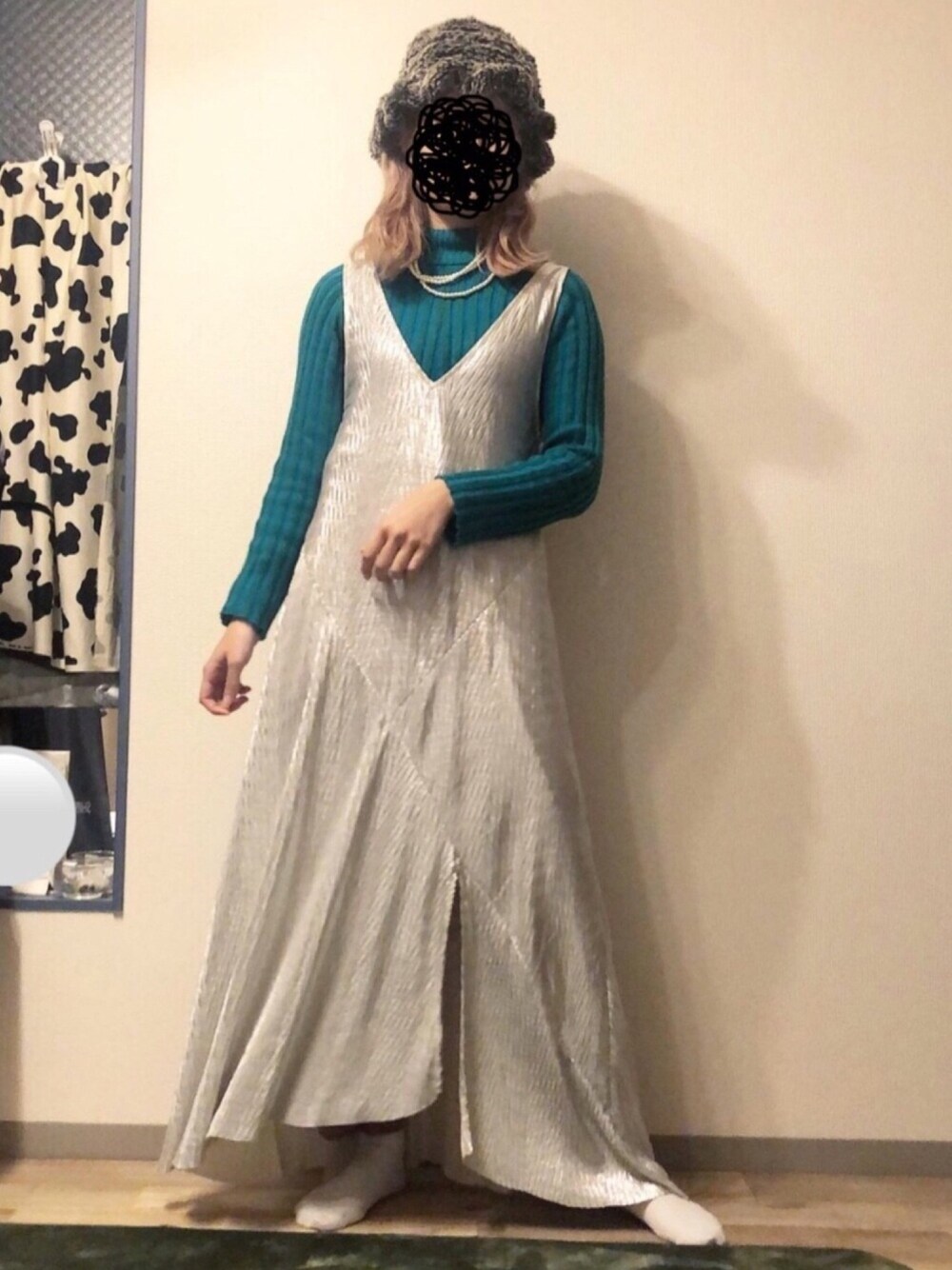 シルバー系のワンピース/ドレス、ピンク系のその他パンツ、グレー系のハットを着用したレディースの冬コーディネートの1枚目の写真