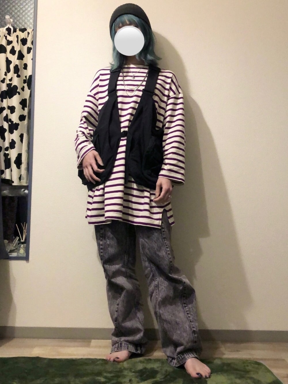 「ニット帽、ボーダートップス、ビッグシルエット、黒ベスト、フィッシングベスト、ABU GARCIA、ケミカルウォッシュ、ケミカルデニム、vaporize、カジュアルコーデ」｜「VAPORIZEのVAPORIZE / Pigment Dye Denim Work Pants（デニムパンツ、パープル系）」を使った、とりさん（レディース・165cm）の春コーディネートの1枚目の写真