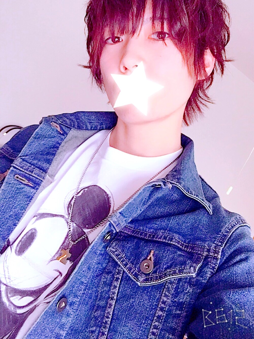 ホワイト系のTシャツ/カットソー、ブルー系のブルゾン、ホワイト系のトップスを着用したメンズの春コーディネートの1枚目の写真