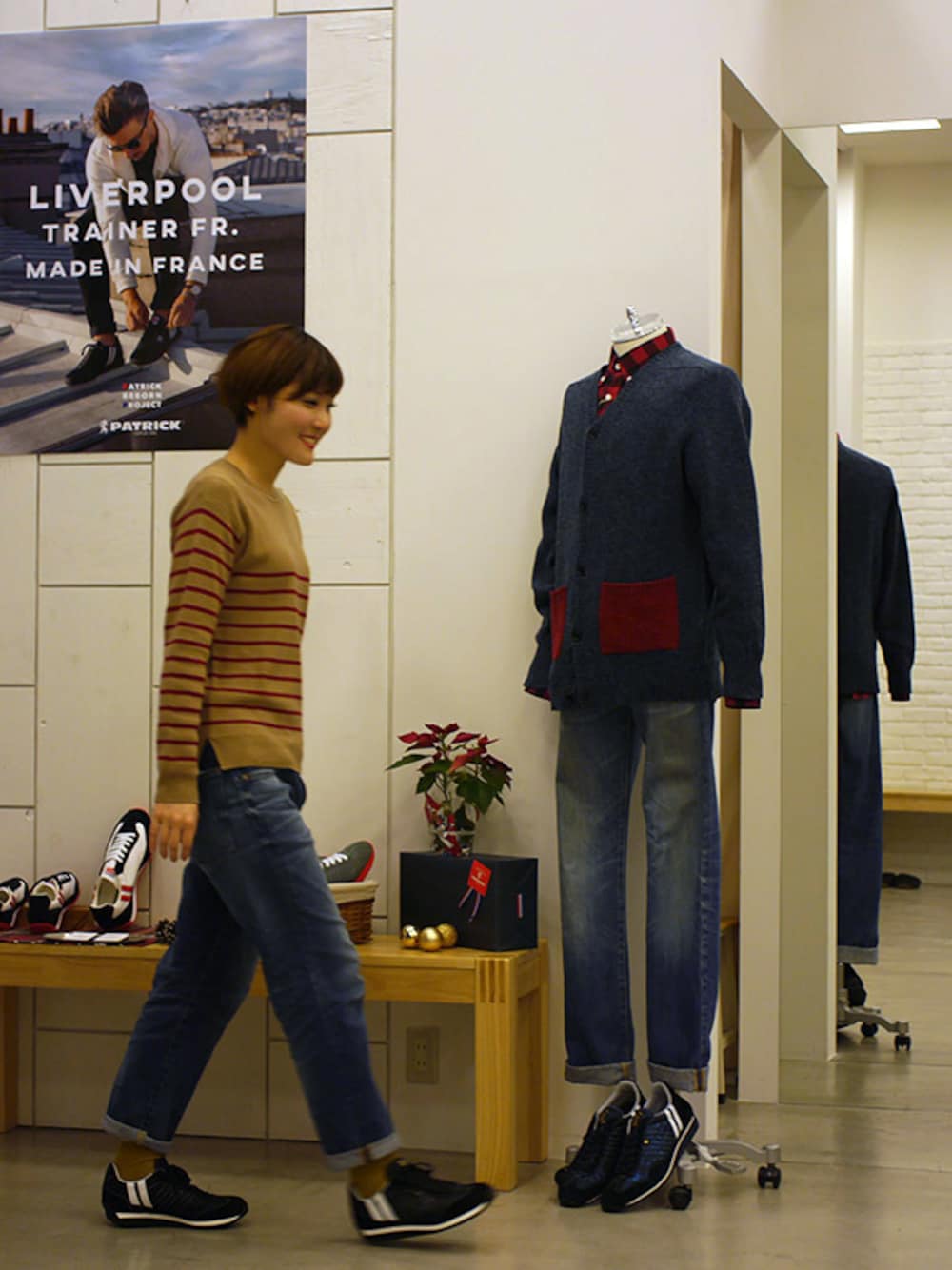 ブラック系のスニーカーを着用したレディースの冬コーディネートの1枚目の写真