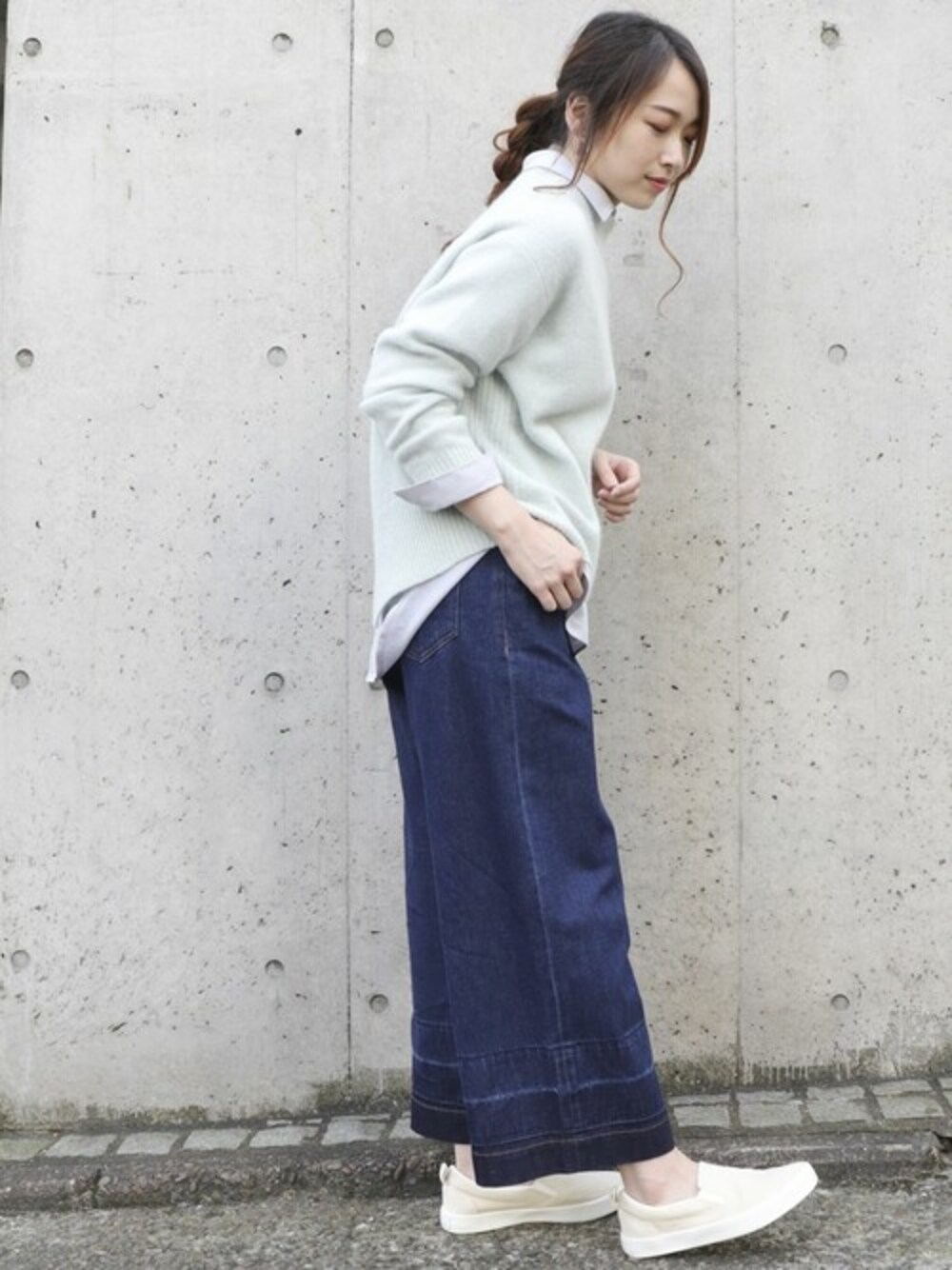 グリーン系のニット/セーター、ブルー系のシャツ/ブラウス、ブルー系のその他パンツを着用したレディースの秋コーディネートの1枚目の写真