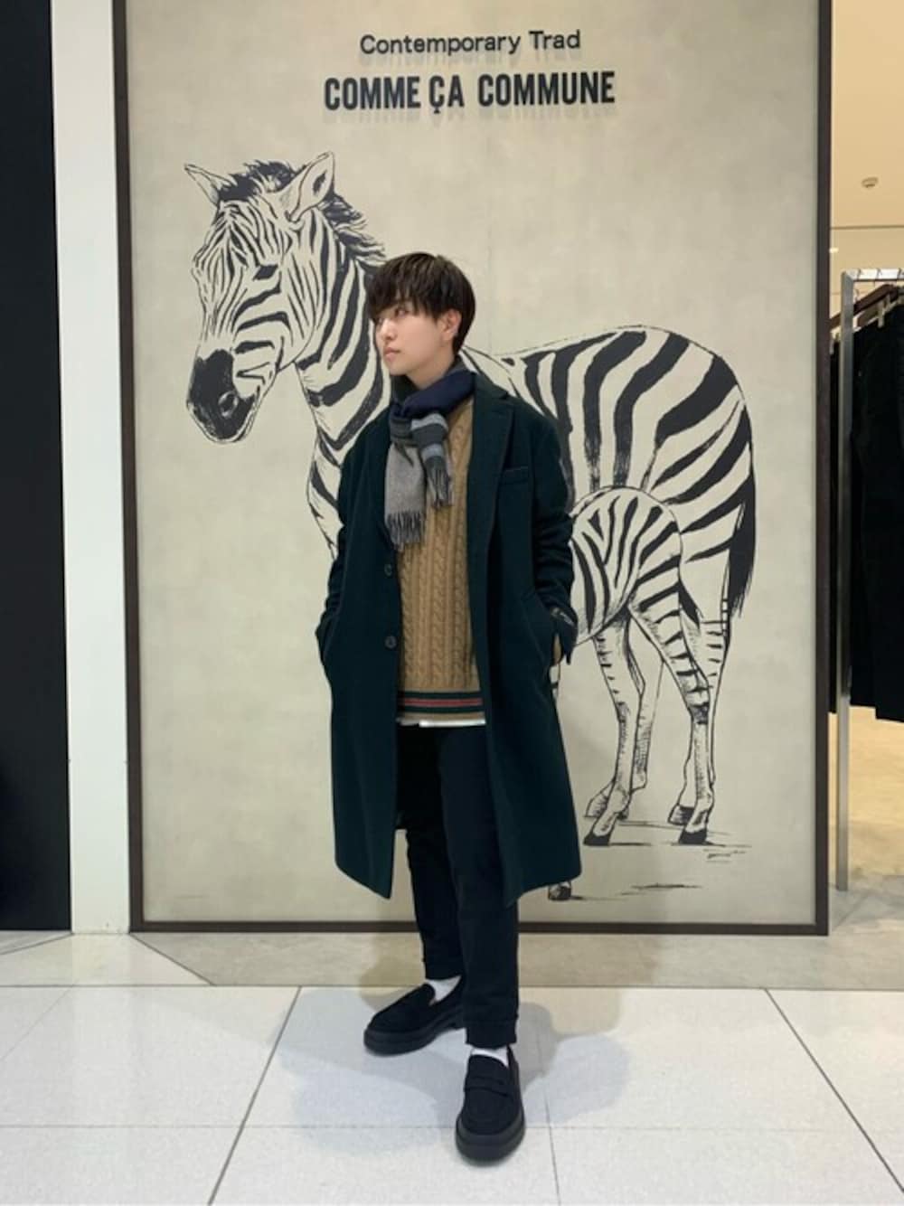 「カジュアル、冬コーデ、大人カジュアル、休日スタイル、お出かけコーデ、大人コーデ、冬、ootd、カジュアルコーデ、コムサコミューン」｜「COMME　CA COMMUNEのチェスターコート（チェスターコート、グリーン系）」を使った、COMME CA ISM STAFFさん（メンズ・150cm）の秋コーディネートの1枚目の写真