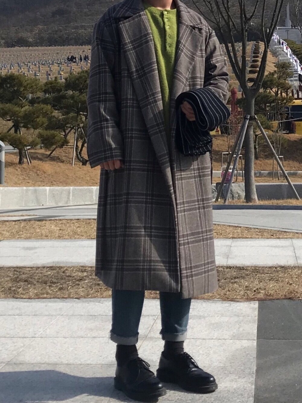 「オーバーコート、冬コーデ、グリーン、韓国人、韓国服、韓国男子、韓国コーデ、green、Overcoat」｜「look and fitのアイテム（チェスターコート、グレー系）」を使った、Wonho  Jangさん（メンズ・171cm）の冬コーディネートの1枚目の写真