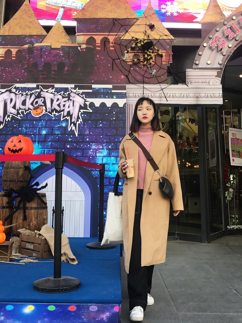 「H&Mのアイテム（スニーカー、ホワイト系）」を使った、zoodoggy さん（レディース・165cm）の秋コーディネートの1枚目の写真